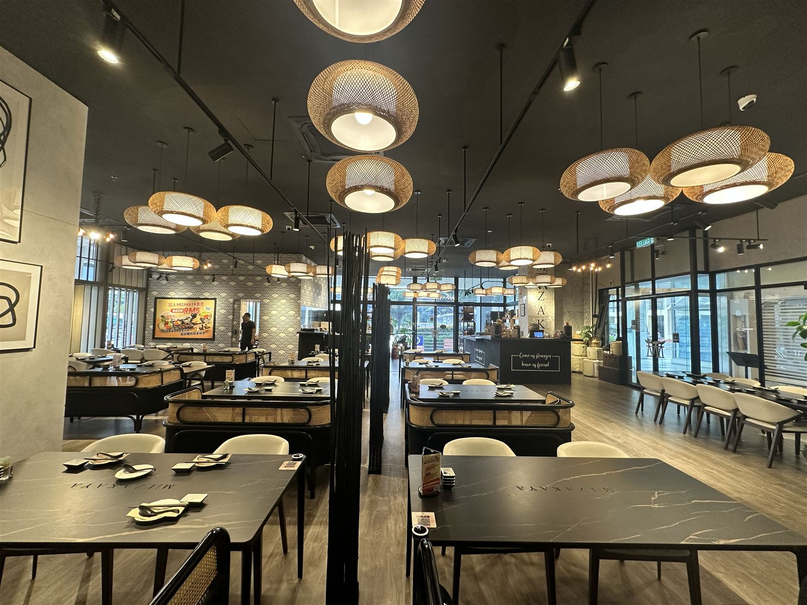 餐饮店面室内场景，来自 JYL 官网